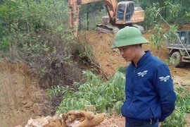 Phát hiện kho đạn pháo khi xúc đất