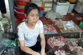 Người bán thịt heo bị đổ chất thải đầy bàn thịt