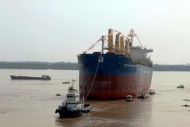 Tàu phát nổ, 4 thuyền viên bị thương nặng