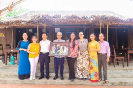 Bà Tatiana Pugh Moreno (thứ tư từ phải sang) thăm nhà lưu niệm Đại tướng Võ Nguyên Giáp tại xã Lộc Thuỷ. Ảnh: BT