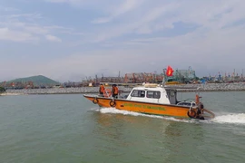 Đưa thuyền tới khu tránh bão, 1 ngư dân rơi xuống biển mất tích