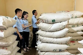 Đội Quản lý thị trường số 7 kiểm đếm số hàng hoá vi phạm. Ảnh: Cục QLTT Quảng Bình