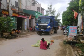 Xe tải ben đi lùi, tông chết 1 phụ nữ đang đi bộ
