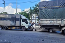 Chờ đèn đỏ, hai xe tải kẹp xe con bẹp dúm ở Quảng Bình