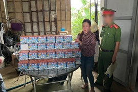 Trần Thị Viên cùng tang vật. Ảnh: CAQB