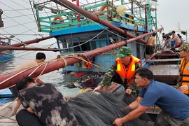 Ứng cứu tàu cá cùng 6 ngư dân chìm tàu trên biển