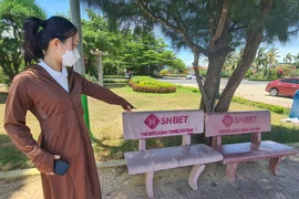 Hàng loạt ghế đá công cộng bị phun sơn quảng cáo cờ bạc
