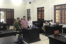 Lê Toàn và Trần Thị Nhung tại phiên xét xử sơ thẩm