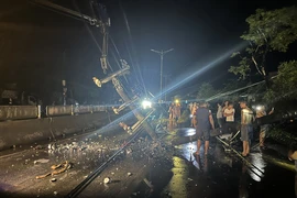 Xe cứu thương tông gãy trụ điện, 3 người trên xe bị thương