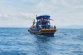 Tìm kiếm ngư dân rơi xuống biển mất tích