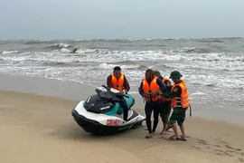 Dùng mô tô nước ứng cứu 3 ngư dân gặp nạn trên biển