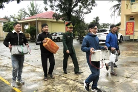 Nhiều người dân rủ nhau giao nộp pháo, mìn và dụng cụ kích điện