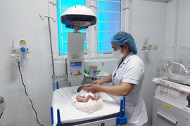 Bé trai bị bỏ rơi bên lề đường khi vừa chào đời khoảng 3 tiếng 