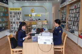 Phát hiện 2 cửa hàng bán điện thoại iPhone trôi nổi