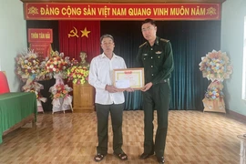 Tặng giấy khen người đàn ông phát hiện, trình báo ma túy trôi dạt bờ biển
