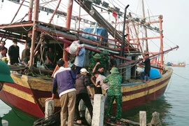 1 ngư dân Quảng Bình được cứu sống sau 3 ngày lênh đênh trên biển