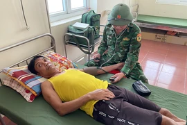 Quảng Bình: Thêm 1 ngư dân gặp nạn chìm tàu trên biển được đưa vào bờ