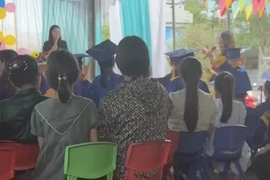 Hiệu trưởng ngăn cản trưởng hội phụ huynh phát biểu về những khuất tất trong lễ tổng kết
