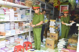 Hai cửa hàng văn phòng phẩm ở Quảng Bình bán sách vở giả