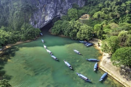 Thuyền nườm nượp nối đuôi nhau chở du khách vào động Phong Nha