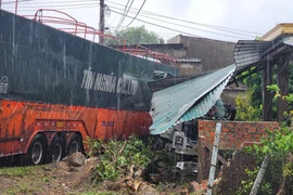 Xe container tông vào nhà dân ở Quảng Bình, nghi do mất lái