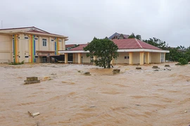 Hình ảnh nhiều trụ sở, trường học ở Quảng Bình chìm trong nước lũ