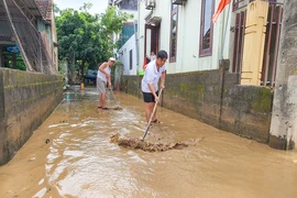 Người dân Quảng Bình tất bật dọn bùn ngay khi lũ rút