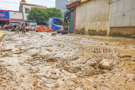 Lượng bùn khổng lồ bủa vây ‘rốn lũ’ Lệ Thủy, người dân dọn không xuể