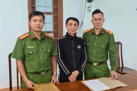 Người đàn ông 50 tuổi ở Quảng Bình ra đầu thú sau 10 năm trốn lệnh truy nã