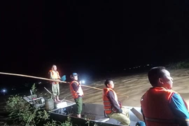 Lao ra dòng lũ cứu học sinh, người đàn ông bị nước cuốn mất tích