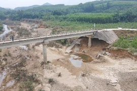 Mố cầu hở toác, người dân ở Quảng Bình thót tim mỗi lần qua sông