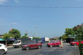 Quốc lộ 1A qua cầu Gianh ở Quảng Bình ùn tắc gần 1km