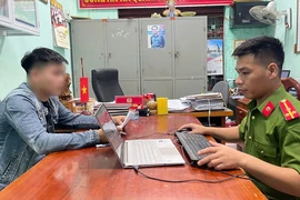 Thanh niên đem dây chuyền vàng đi cầm cố, rồi đến công an trình báo bị cướp