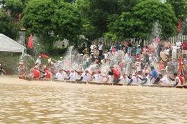 Không khí đua bơi náo nhiệt mừng Tết Độc lập trên quê hương Đại tướng Võ Nguyên Giáp