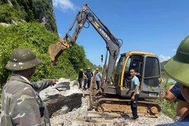 Thông tuyến đường sắt Bắc-Nam sau vụ sạt lở đá làm xô lệch ray 