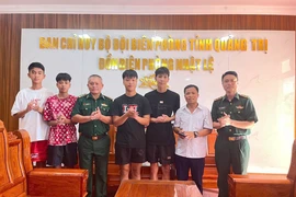 Nhặt được ví tiền, 4 bạn trẻ nhờ đồn biên phòng trả lại người mất 