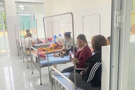 Số học sinh nghi ngộ độc sau bữa ăn sáng tại trường ở Quảng Trị tăng lên 40 em