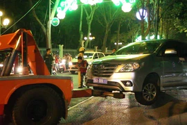 Quận 1 tiếp tục cẩu xe biển xanh đậu trước quán nhậu