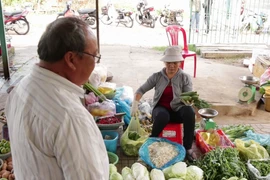'Bố Năm Hấp' - Cứu tinh của người bán hàng rong