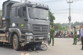 Hiện trường tai nạn người phụ nữ bị cuốn vào gầm xe tải