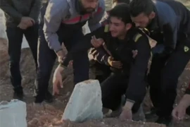 Đau đớn người cha Syria mất con và gia đình 25 người