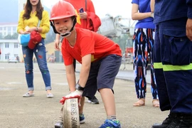 Clip: Lính cứu hỏa 'nhí' đu dây, vác vòi chữa cháy 