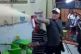 Clip:Nhóm thanh niên hung hãn đập phá quán kem ở quận 1