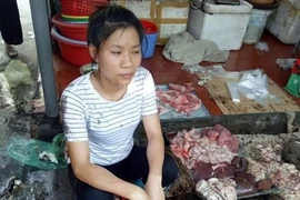 Clip: Cảnh người bán thịt heo bị đổ chất thải lên thịt