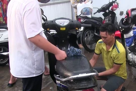 Clip: 3 anh em tiếp tục sửa xe miễn phí khi đường ngập