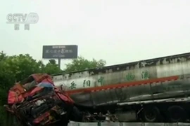 Tông xe liên hoàn trên cao tốc ở Trung Quốc