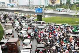Video: Tân Sân Nhất kẹt xe kinh hoàng