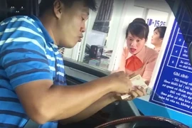 Những lần trạm thu phí BOT bị cúng heo, trả tiền lẻ