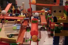 Đã mắt với hệ thống Rube Goldberg cực kỳ phức tạp