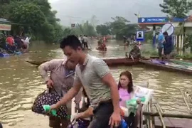 Đường lên Sơn La bị chia cắt do lũ